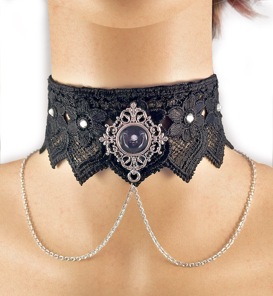 Collarino alto con medaglione ovale e catenina
