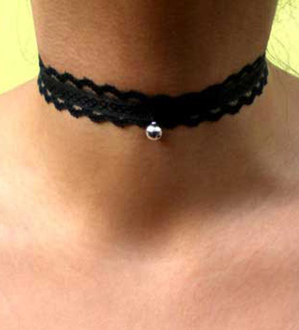 Collarino in pizzo con sonaglio piccolo