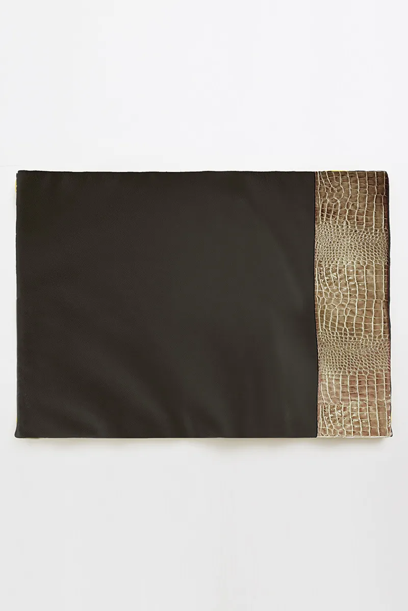 NON DISTURBARE! BROWN